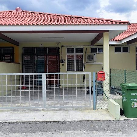 Neesa Homestay Bukit Gambang-Muslim 외부 사진
