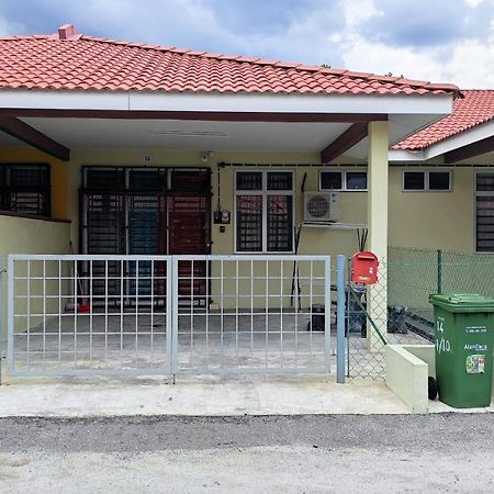 Neesa Homestay Bukit Gambang-Muslim 외부 사진